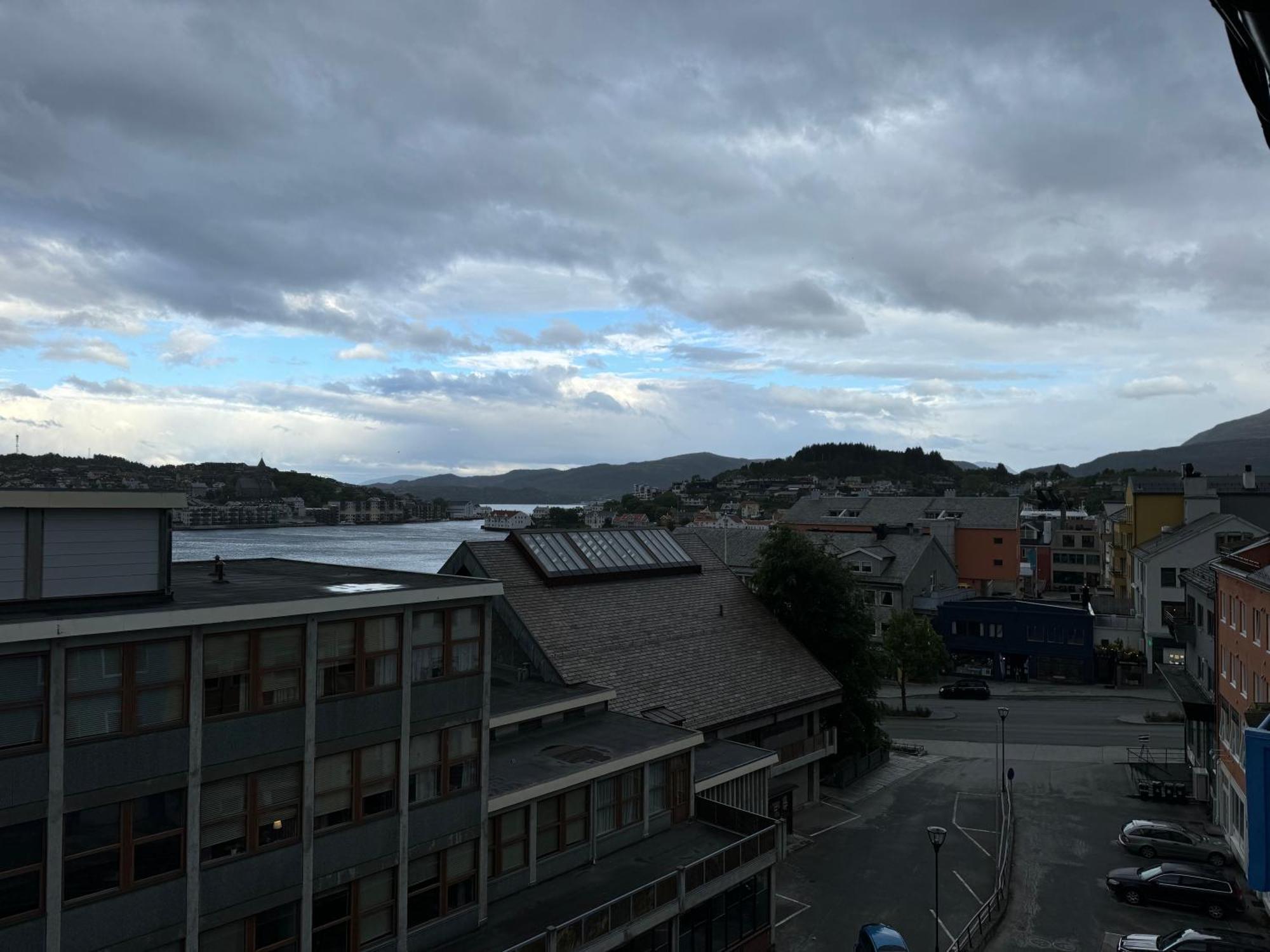 Charming 3-Bedroom Apartment In The Heart Of Kristiansund Bagian luar foto